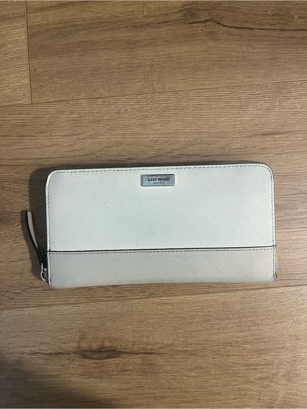 kate spade white and beige zip-around card wallet